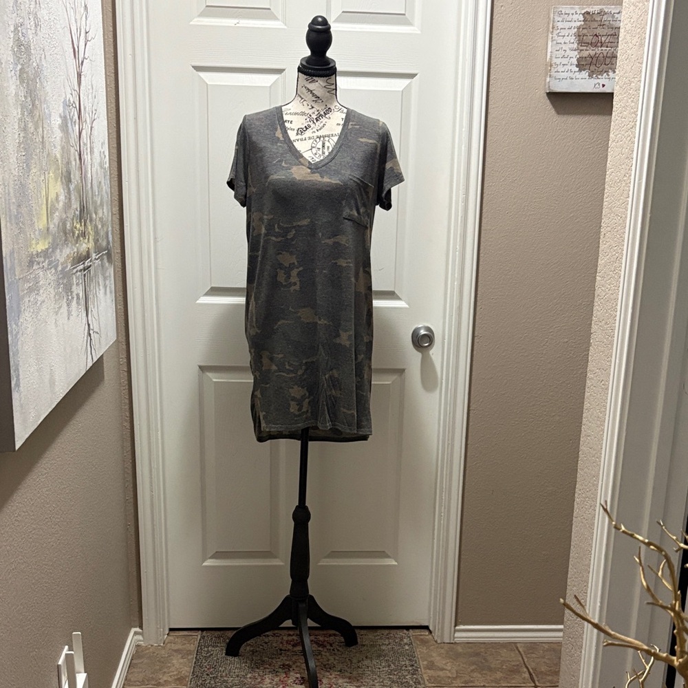 Tresics Gray and White Garment with Black Print